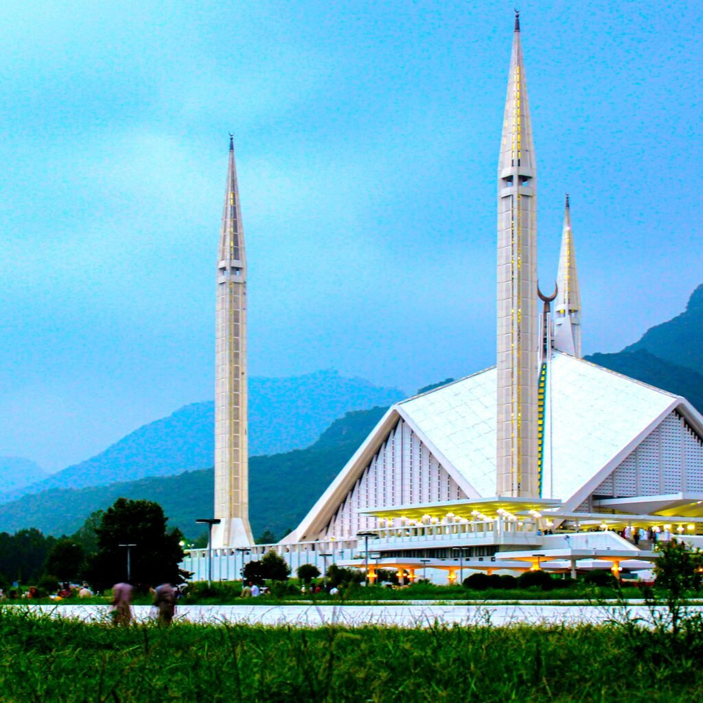 Travelling in Pakistan for the foreigners | Amazing Essential Tips 2 Faisal Mosque